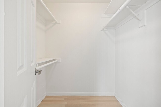 Building Photo - Beautiful 3-bedroom, 2.5-bath tri-level to...