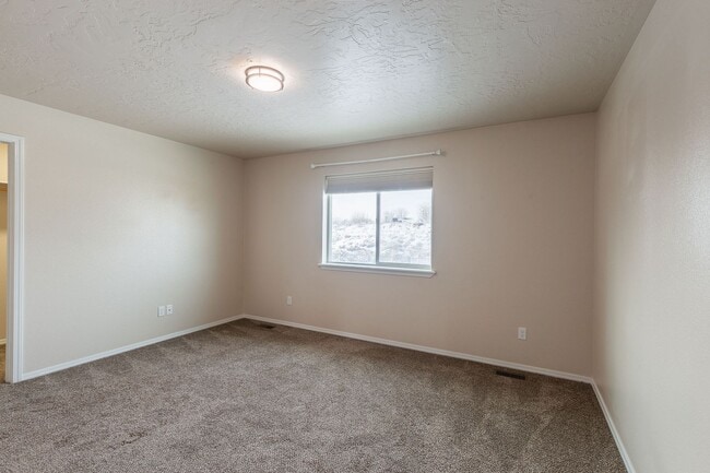 Building Photo - 3 bed 2 bath home