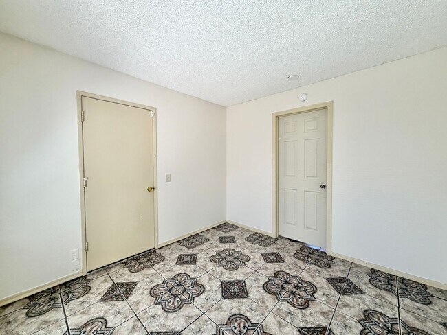 Building Photo - Gated 3 Bedroom 2.5 Bath Home with Bonus Room & Private Balcony