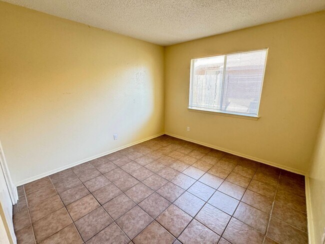 Building Photo - 2206 Silverway Dr