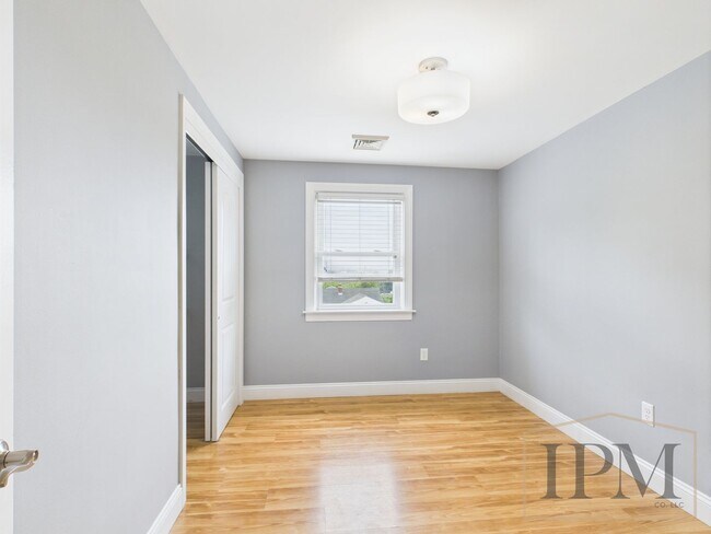 Building Photo - Available Now - Spacious 3-bedroom Home Lo...