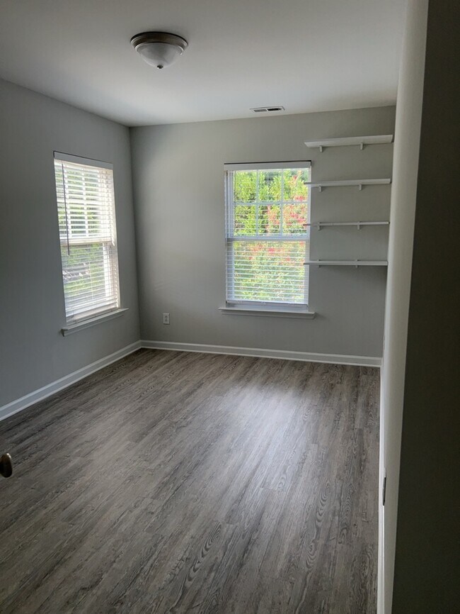 Building Photo - Ready for Now! Located in Raleigh. 3 Story...