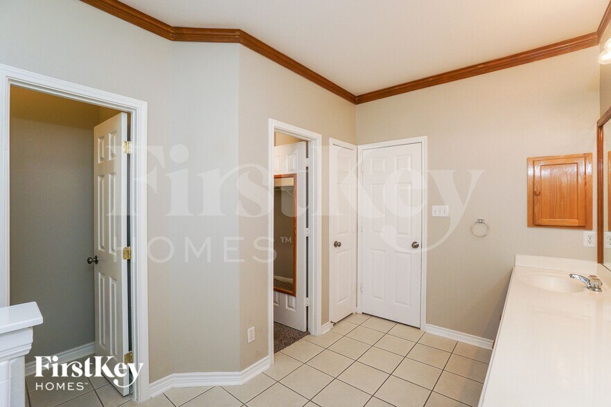 Building Photo - 20930 Pedregoso Ln