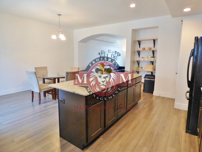 Building Photo - 3 Bd 3.5 Bath 2 Car Garage Townhome in Sandy