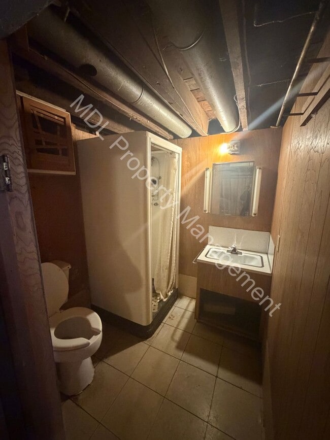 Building Photo - 3 Bedroom 2 Bathroom Home w/ Full Basement