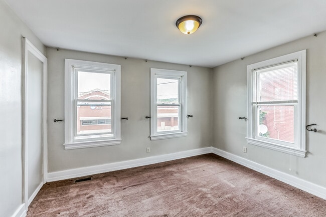 Building Photo - 123 Main St