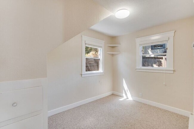 Building Photo - 332 Waverley St