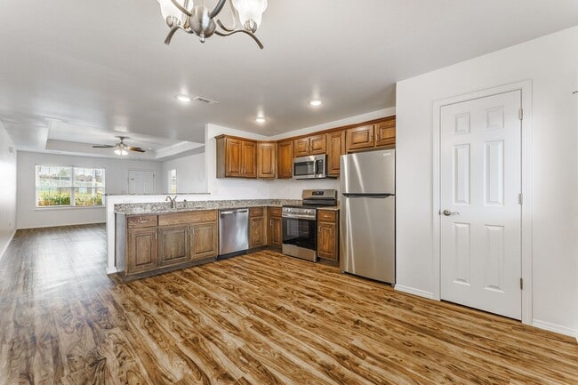 Building Photo - Newly updated home