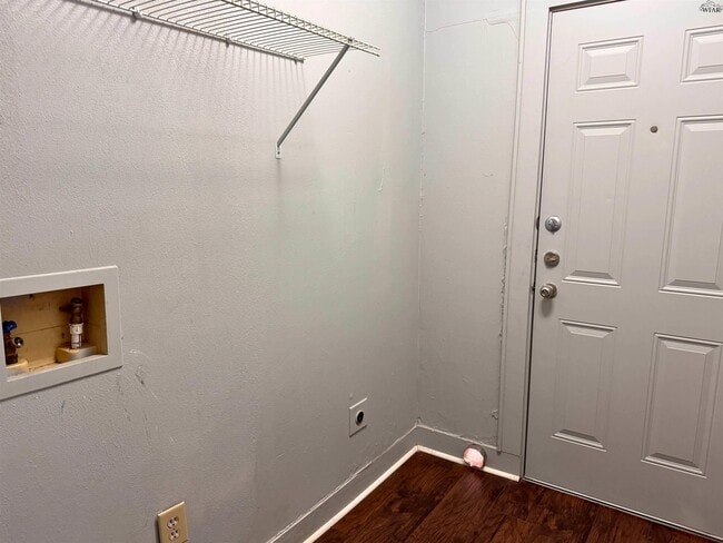 Building Photo - 1818 Collins Ave