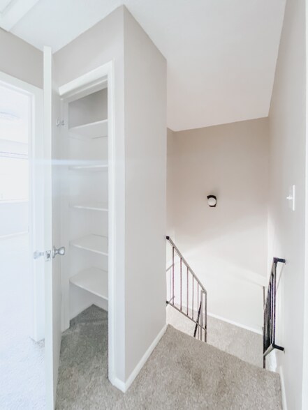 Building Photo - 2282 S Oakland Way