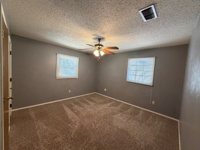 Building Photo - Spacious Home Across the Street from Leftwich Park & Next Block From The Elementary!