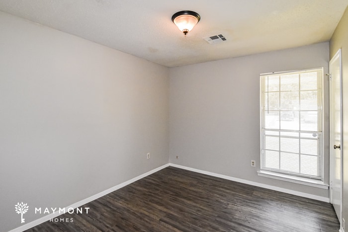 Building Photo - 5731 Roxboro Dr