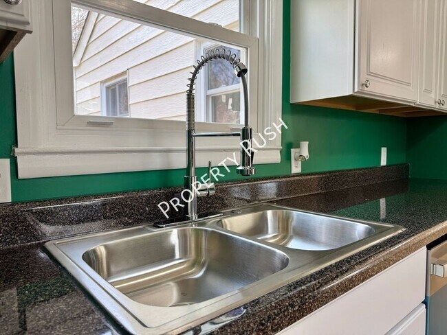 Building Photo - 32 Opal Rd