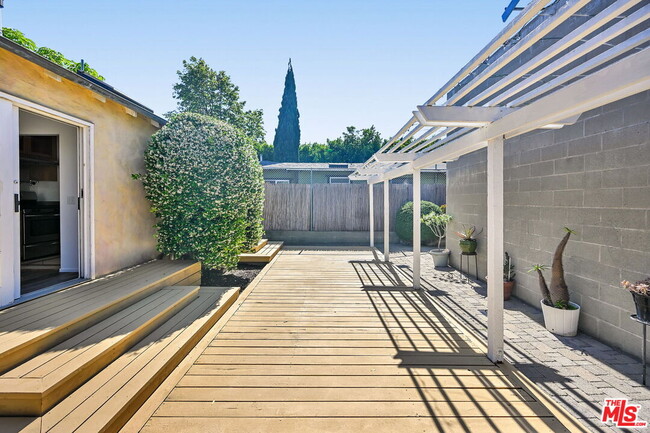 Building Photo - 655 Brooks Ave