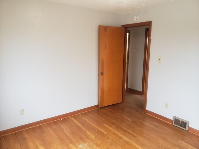 Building Photo - 215 Cheston St