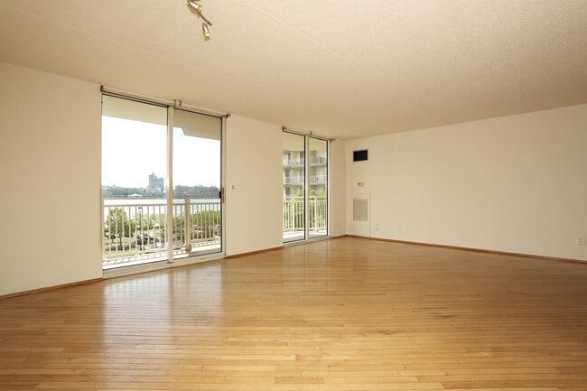 Building Photo - 1055 River Rd