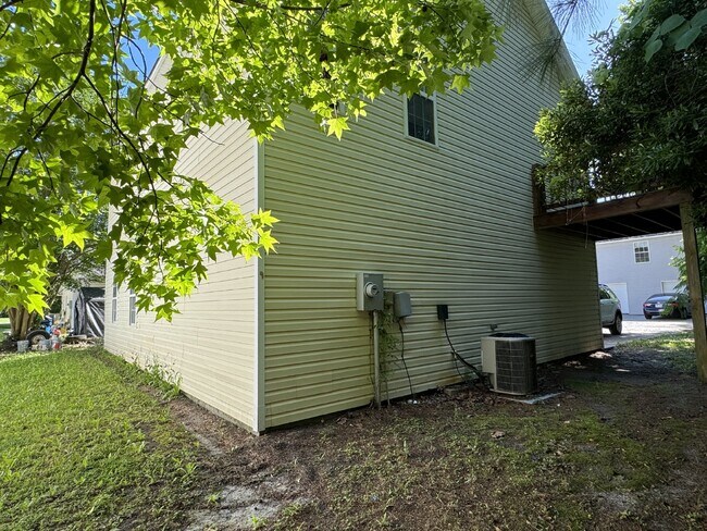 Building Photo - 3 BD/2 BA - Two Story Home in Mid-town Wil...