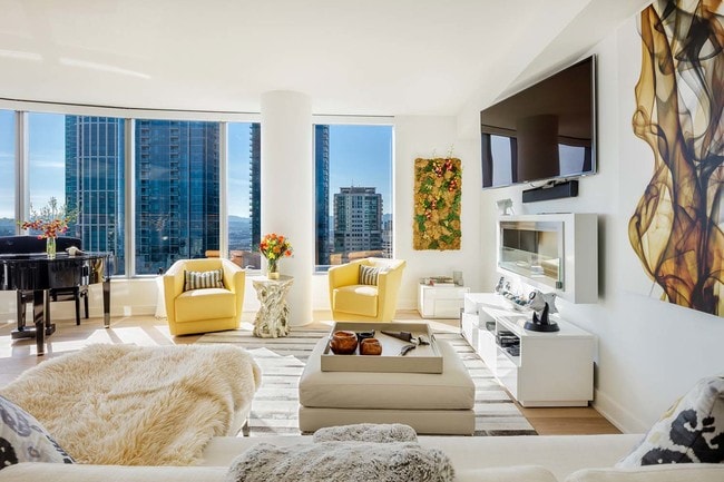 Building Photo - Stunning LUMINA Condo with Bay Views