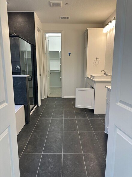 Building Photo - 613 Florence Trl