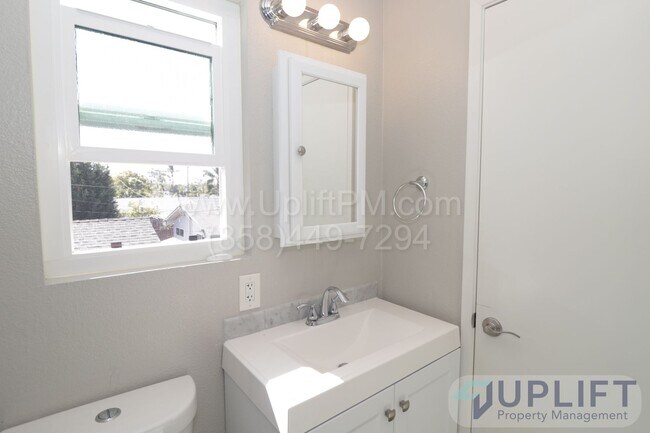 Building Photo - 2 bed 2 bath Remodeled Duplex