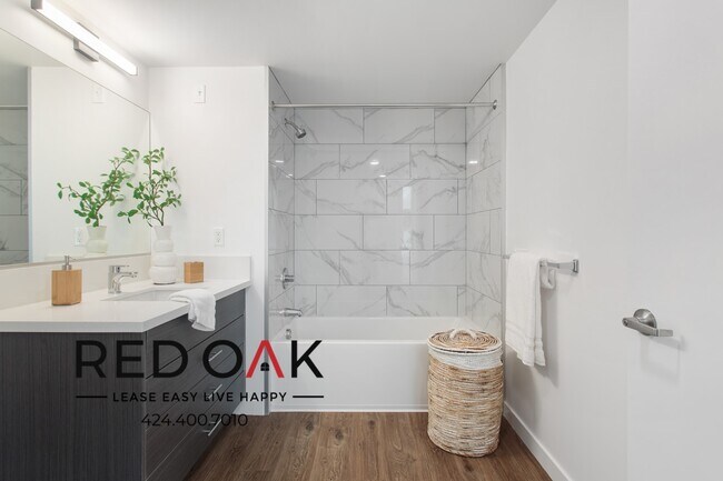 Building Photo - 1011-1013 Everett St-B-213