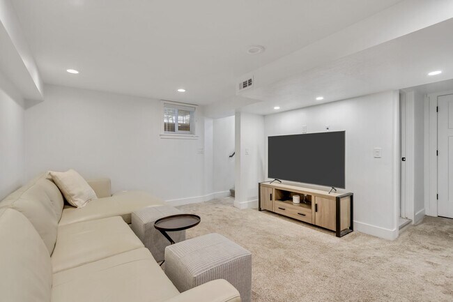 Building Photo - Elegant Yale Crest Bungalow in the Heart o...