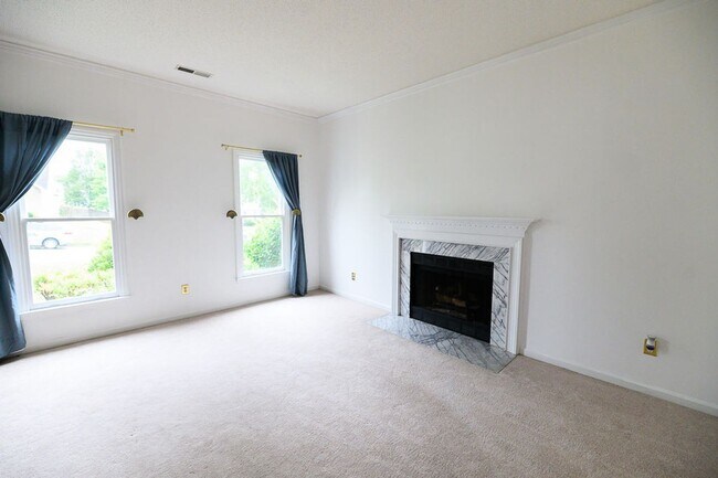Building Photo - Wonderful and Spacious 3 bedroom home 2.5 bath in High Point with 2 car garage and large fenced-i...