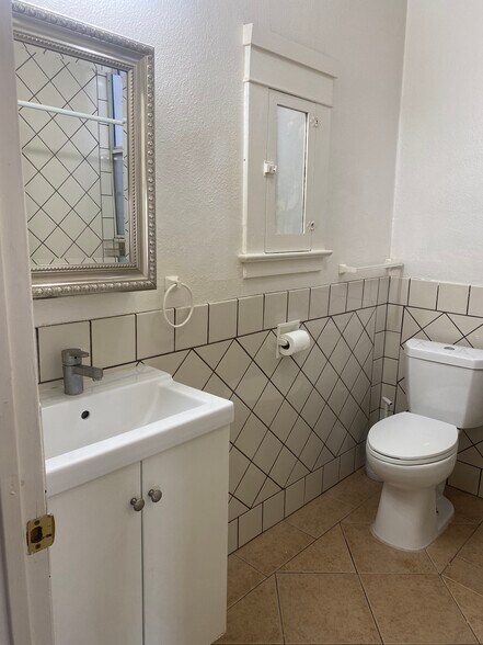 Building Photo - 354 Chestnut Ave