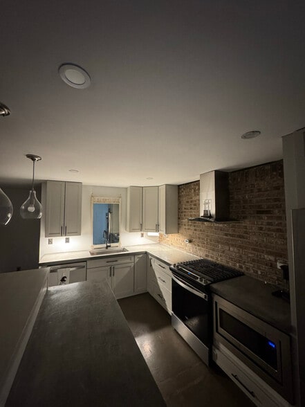 Building Photo - 869 Starr Hill Rd