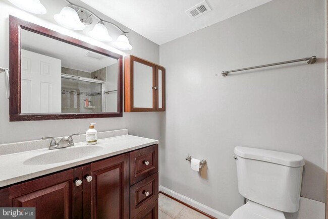 Building Photo - 9743 Kings Crown Ct