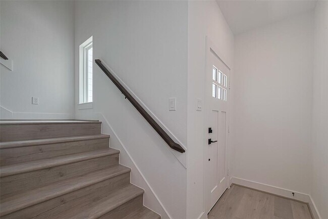 Building Photo - 1354 W 24th St