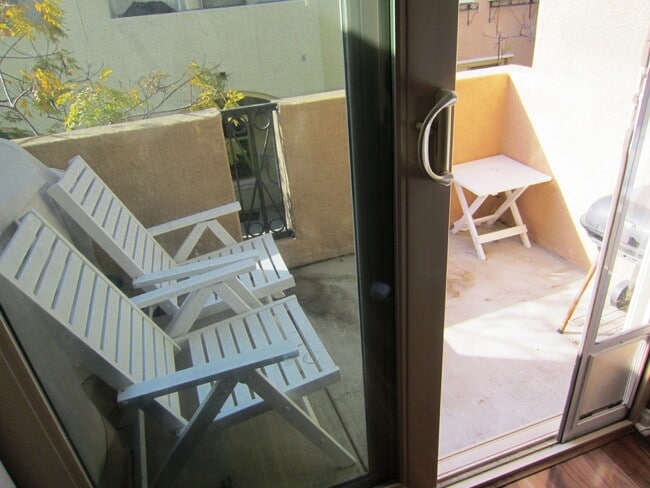 Building Photo - ESCALA - Luxury 2 / 2.5 Townhouse + 2 Car Garage in Gated Escala Community