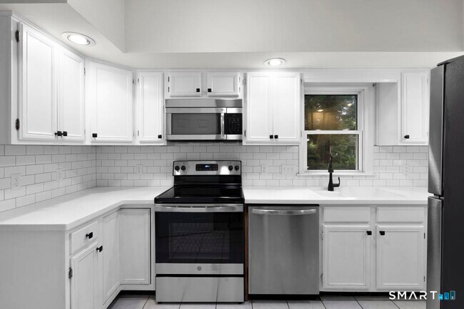 Building Photo - 815 S Pine Creek Rd