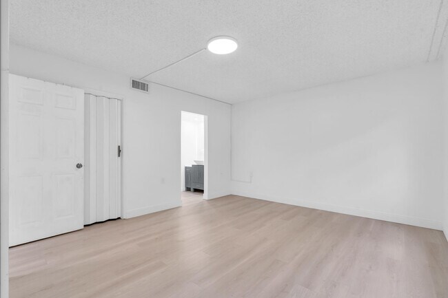 Building Photo - 1102 Bahama Bend