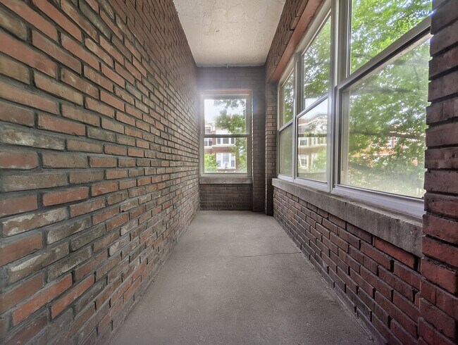 Building Photo - Large 3-bed/1-bath Apartment in the Heart of Rogers Park!