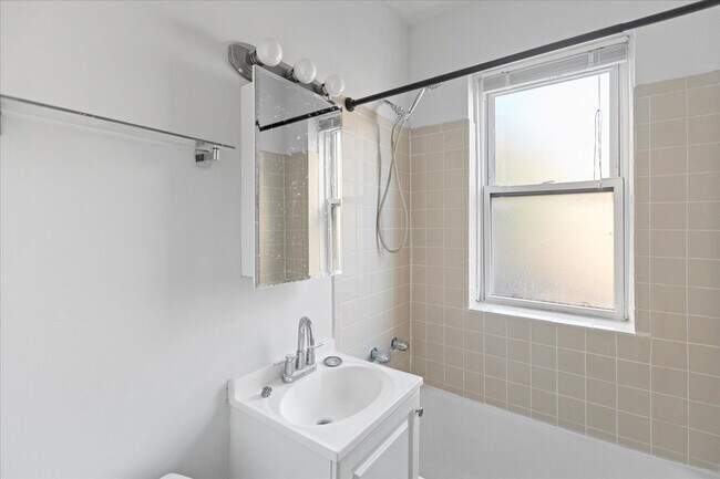 Building Photo - 656 W Oakdale Ave