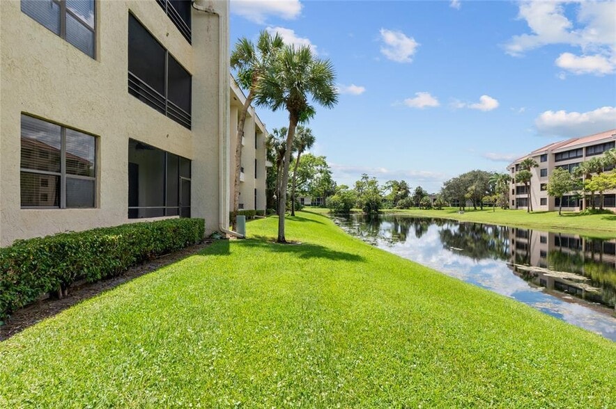 Building Photo - 7535 La Paz Blvd