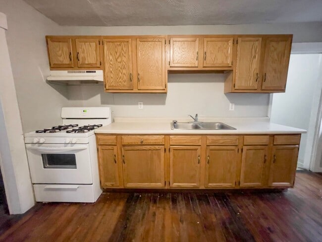 Building Photo - PRELEASING for AUGUST! Close to Campus: Washer and Dryer Included
