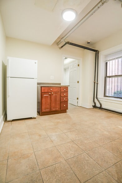 Building Photo - 7445 N Greenview Ave