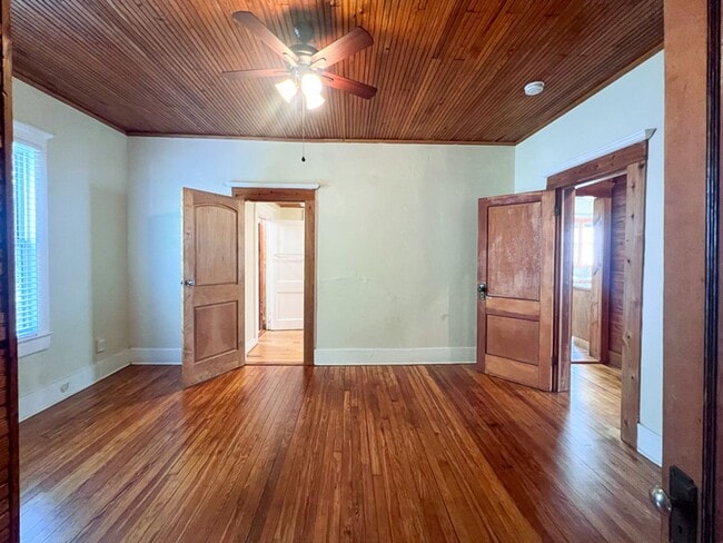 Building Photo - Pet Friendly 4BR/2BA Home off University A...