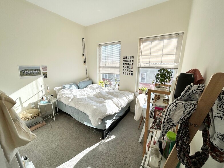 Building Photo - 81 Amory St