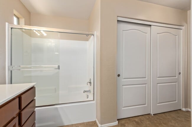 Building Photo - Welcome Home 3B/2BA in Lyons Gate!