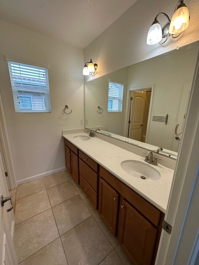 Building Photo - Beautiful 4 Bedroom, 3 Bath Mountain House...