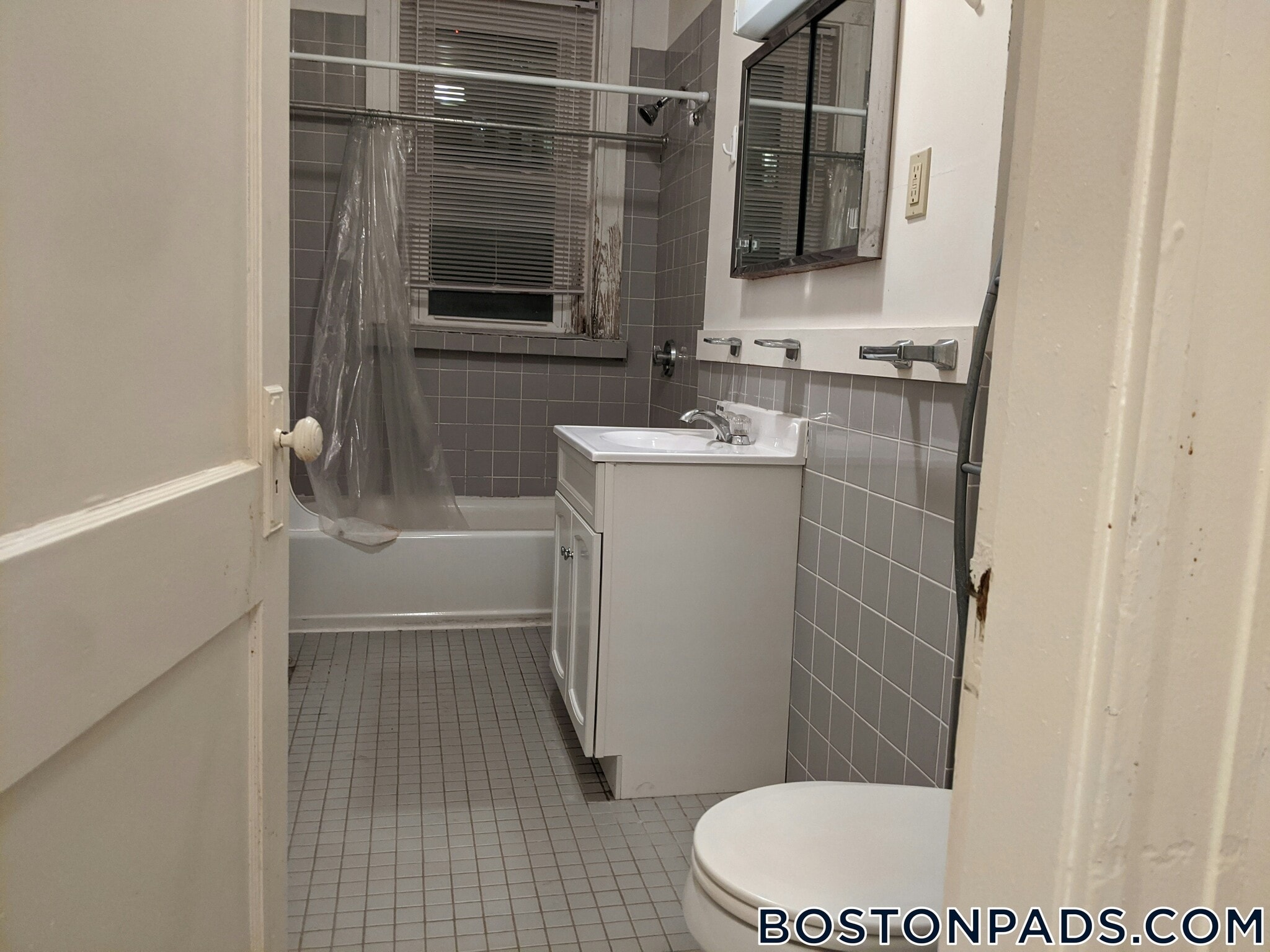 Building Photo - 137 Park Dr