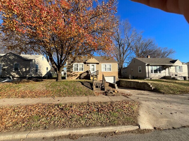 Building Photo - 2 Bedroom with move in special