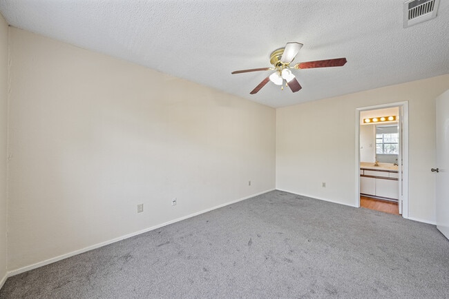 Building Photo - 1015 E Yager Ln