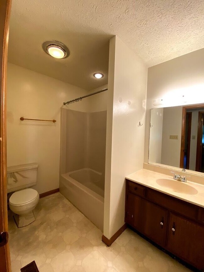 Building Photo - ***AUGUST 2027*** Lower Level 2 bedroom, 2 bath home with large yard (Great for large group!)