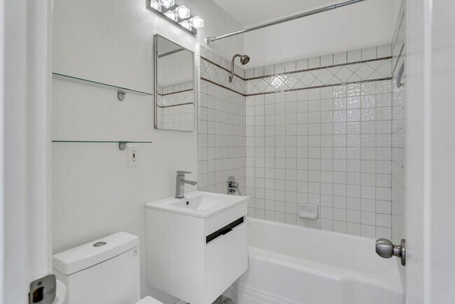 Building Photo - Great two story home in Pacific Beach close to the bay!