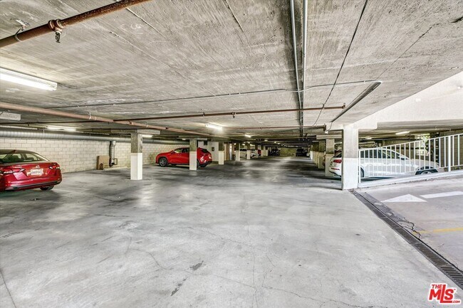 Building Photo - 2222 Beachwood Dr