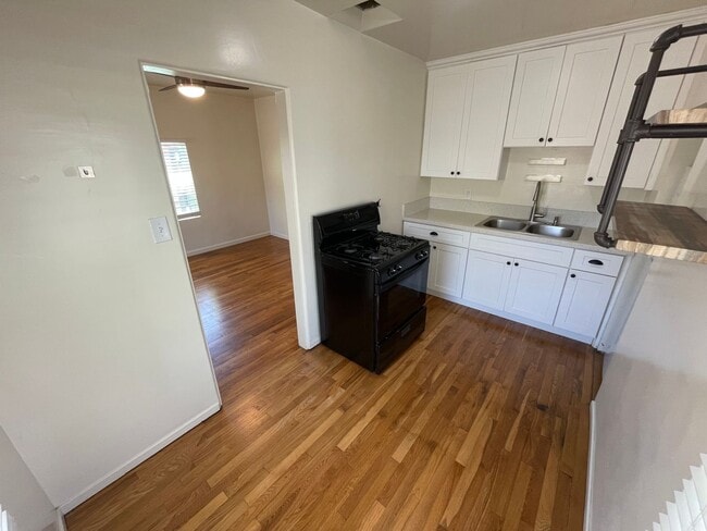 Building Photo - **$500 off first month's rent – Don't Miss...